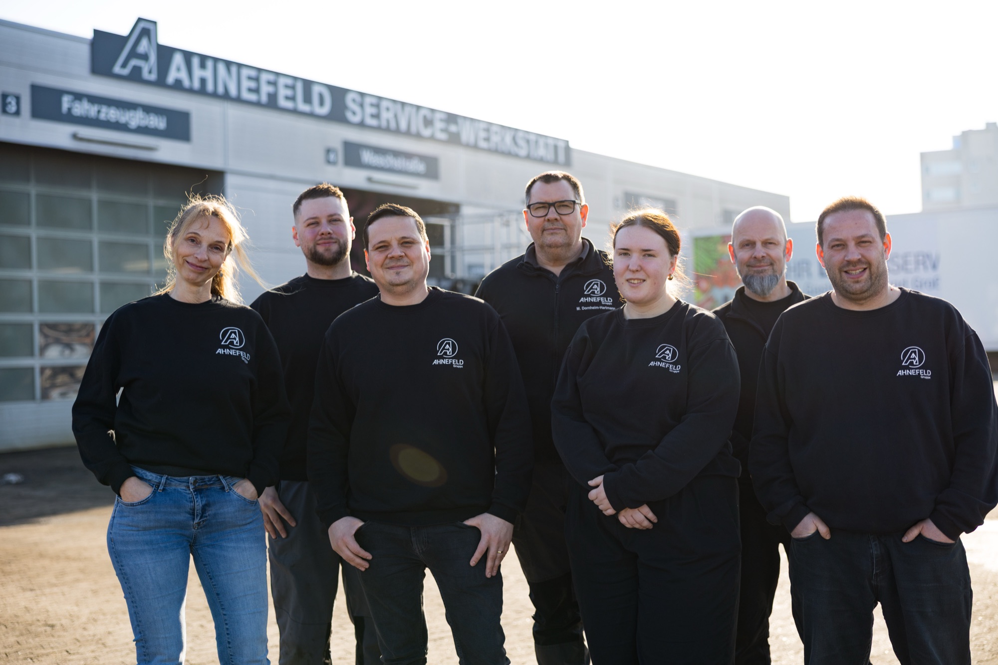 Das Team der Ahnefeld-Gruppe vor der Service-Werkstatt