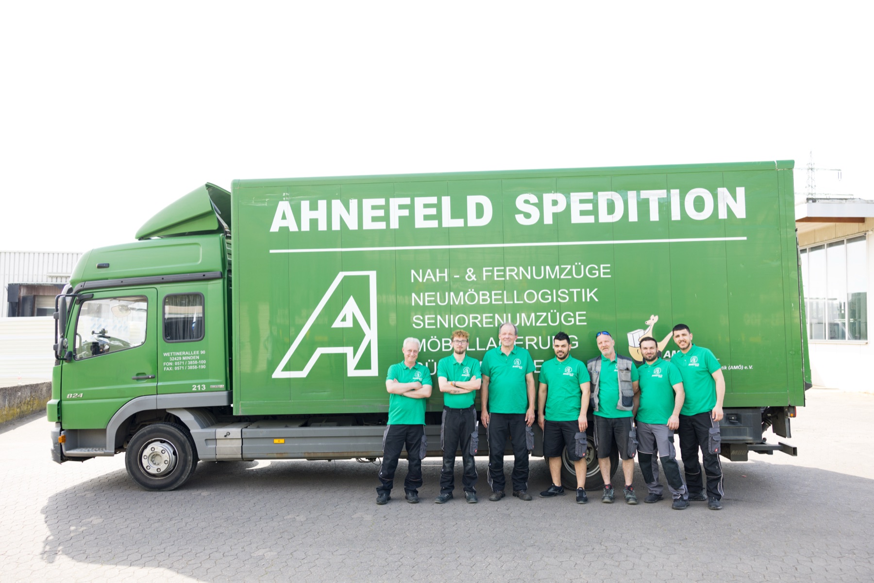 Ahnefeld-LKW mit Team auf dem Hof